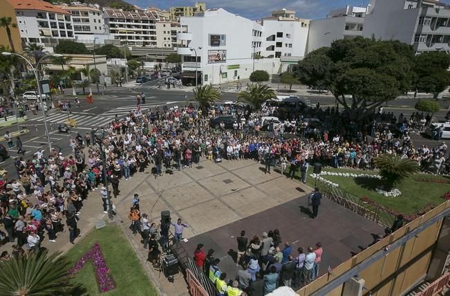 18/04/2016 SUCESOS derrumbe de la vivienda en los critianos donde fallecieron 7 personas  acto homenaje a las victimas   con un minuto de silencio en la plaza del pecador con  autoridades municipales colaboradores en el desescombro  familiares de las víctimas  y vecinos de los cristianos