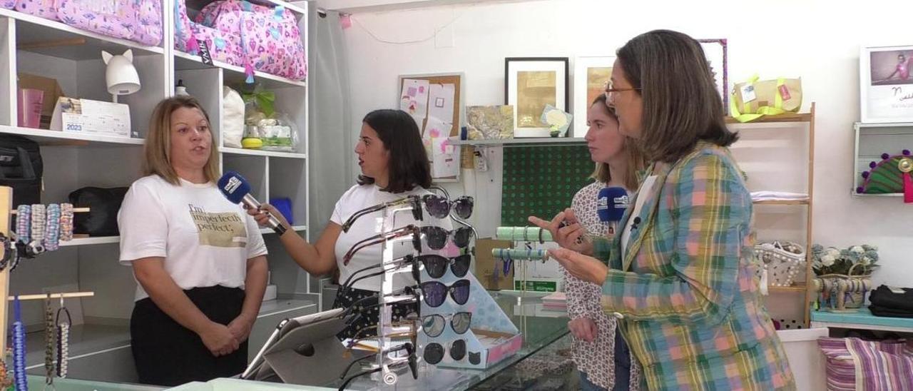 Loles García, Sandra Segarra y Claudia Arrufat entrevistan en ‘La Panderola’ a esta comerciante.