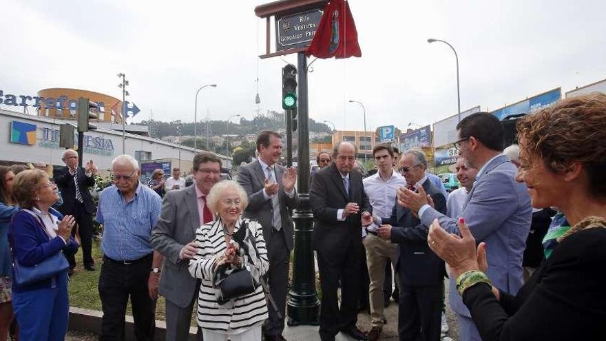 Acto de descubrimiento de la placa de la calle Ventura González Prieto.