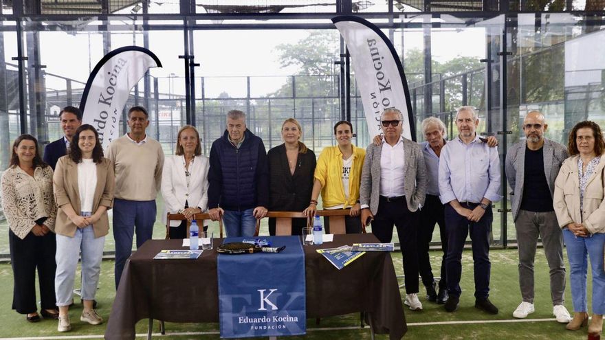 Por la izquierda, Paloma Gallego, Francisco Gayoso, Lucía Carreño, Manuel Cifuentes, Pilar Fernández Pardo, Luis Olay, Marisol Mesa, María Kocina, Jesús Kocina, Luis Lerma, Mario Vigil, Juan Díaz y Ketty Vives, ayer, en las pistas de pádel del Club Hípico Astur (Chas). | MARCOS LEÓN
