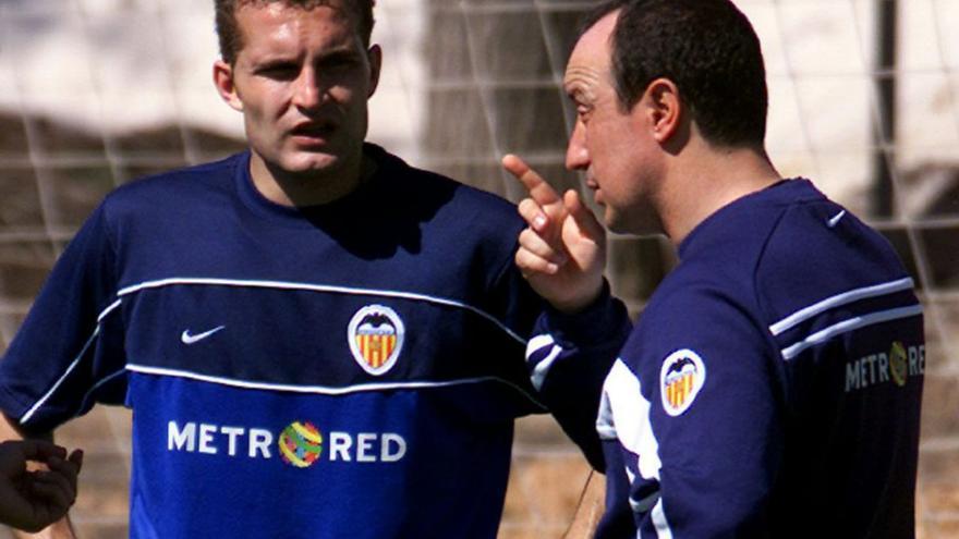 Rafa Benítez dialoga con Rubén Baraja, en una sesión de entrenamiento del curso 2000-01. | J.M.LÓPEZ
