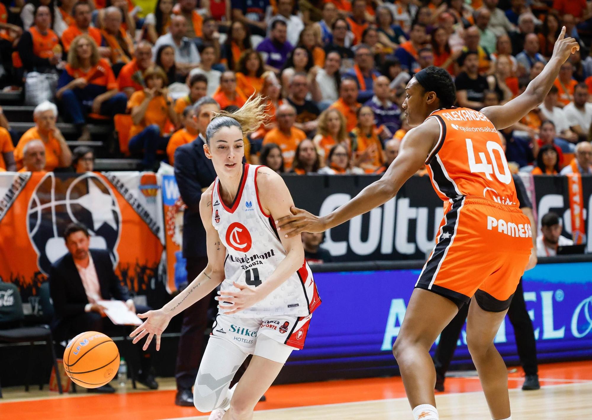 En imágenes | Primer partido de la final entre Valencia Basket y Casademont Zaragoza