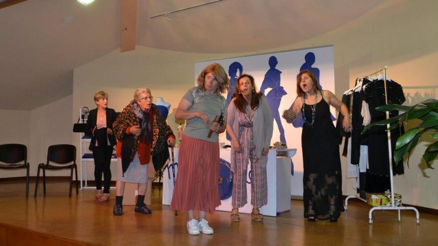 Un momento del estreno de &quot;O vestido de noiva&quot;, el pasado sábado en el salón de actos del centro cultural A Merced.