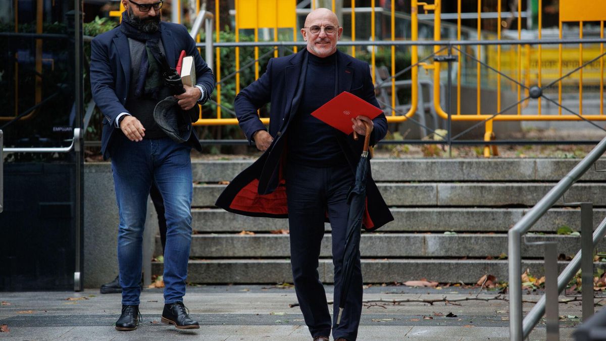 02/11/2023 El seleccionador español masculino, Luis de la Fuente, sale de declarar en la Audiencia Nacional por el ‘caso Rubiales’, a 2 de noviembre de 2023, en Madrid (España). El seleccionador declara como testigo en el ‘caso Rubiales’ en el que se investiga al expresidente de la RFEF por presunta agresión sexual y coacciones a Jenni Hermoso. De la Fuente declara tras estar en el avión de vuelta de la selección española femenina de Sidney a Madrid. También están citados a declarar por este mismo caso en la Audiencia Nacional hoy el exdirector de Comunicación del estamento federativo, Pablo García Cuervo, y el subdirector, Enrique Yunta. POLITICA Alejandro Martínez Vélez - Europa Press