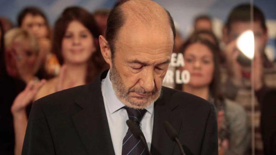 El candidato socialista, Alfredo Pérez Rubalcaba, valora los resultados electorales, ayer.