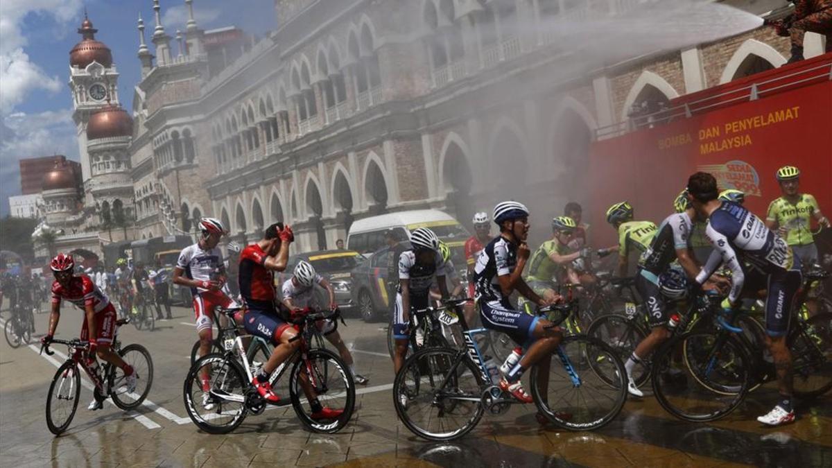 Los corredores se refrescan en la carrera malasia