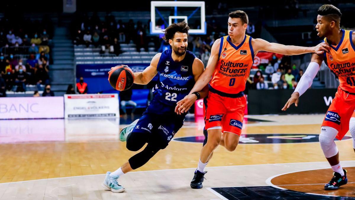 Dimitrijevic defiende la posición en un partido en La Fonteta.  | F. CALAVBUIG