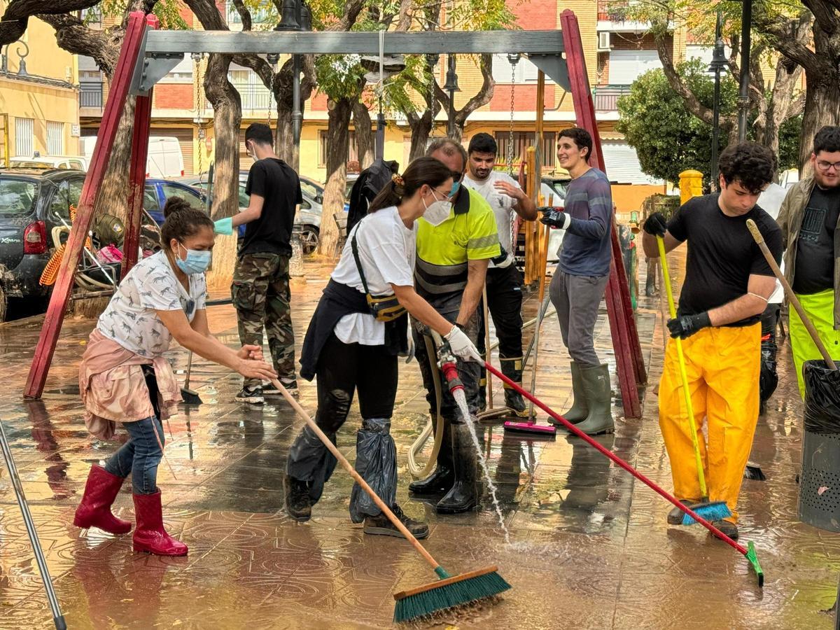 Voluntarios de Castelló, en las calles de Aldaia.