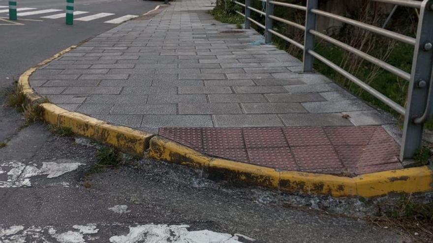 Escalón entre la acera y el paso de cebra en el Barrio do Campo.