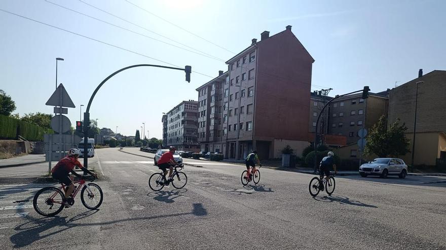 El Boletín Oficial del Estado (BOE) da luz verde a sacar a los ciclistas de los arcenes: las multas de 200 euros a las que ya se enfrentan