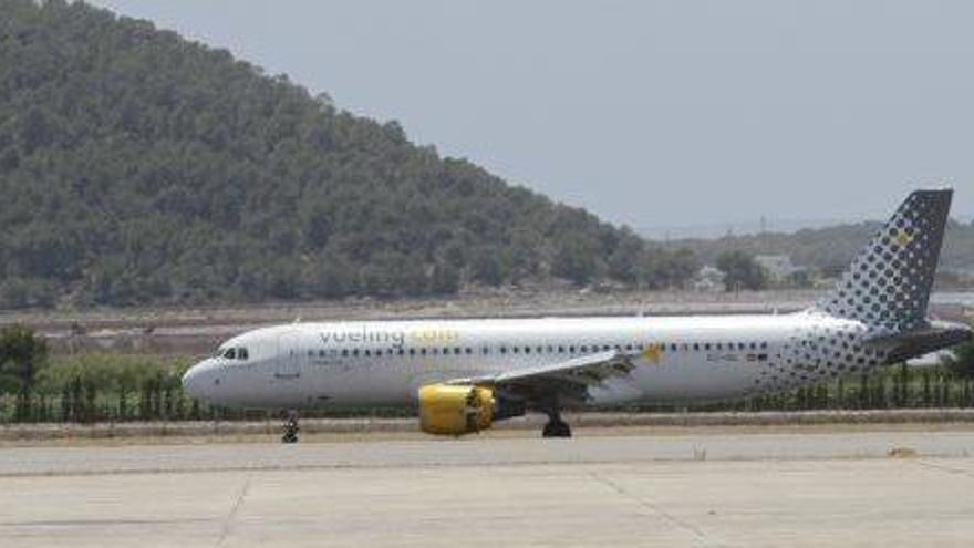 Avión de Vueling en el aeropuerto de Ibiza, en una imagen de archivo.