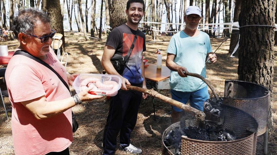 La romería que desprende felicidad y buen rollo en A Illa