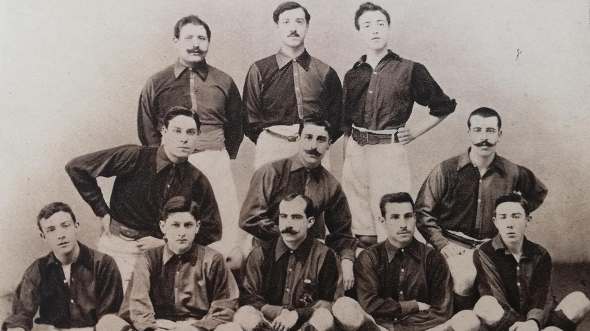 Un Barça de 1901-1902. Arriba, de izquierda a derecha: Castellví, Pàmies y Albéniz. En el centro, mismo orden: Vidal, Llobet y Cabot. Sentados, mismo orden: Gener, Noble, d'Ossó, Lassaletta y Harris