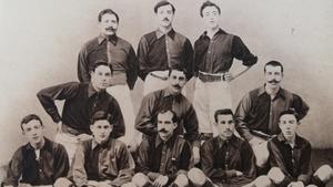 Un Barça de 1901-1902. Arriba, de izquierda a derecha: Castellví, Pàmies y Albéniz. En el centro, mismo orden: Vidal, Llobet y Cabot. Sentados, mismo orden: Gener, Noble, dOssó, Lassaletta y Harris