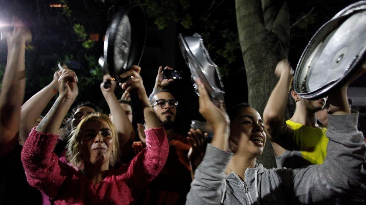 Cacerolada nocturna contra la reforma de las pensiones ante la residencia del presidente argentino, Mauricio Macri, en Buenos Aires.