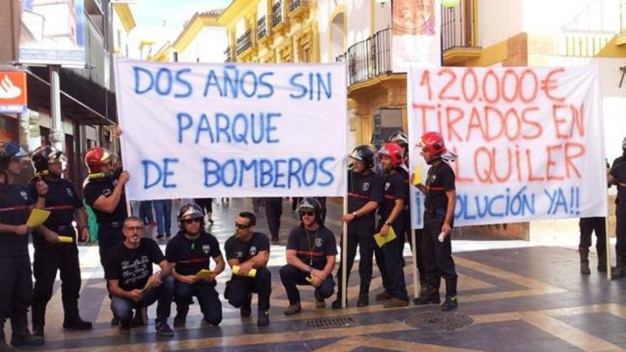 Los bomberos recorrieron las calles con pancartas reivindicativas.