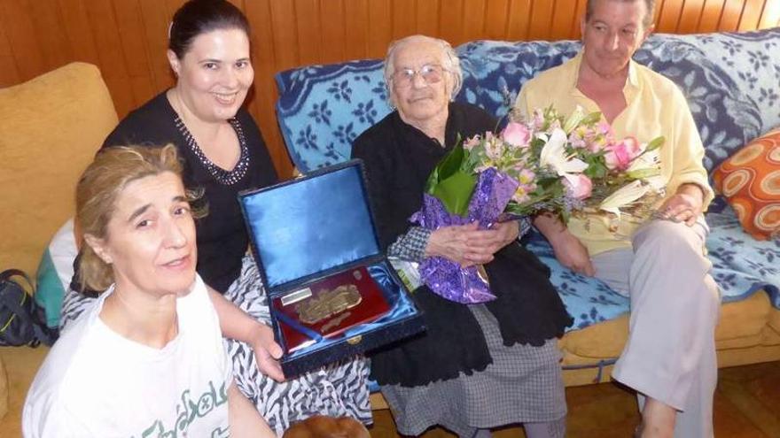 Bergondo homenajea a su única centenaria, Purificación Sánchez