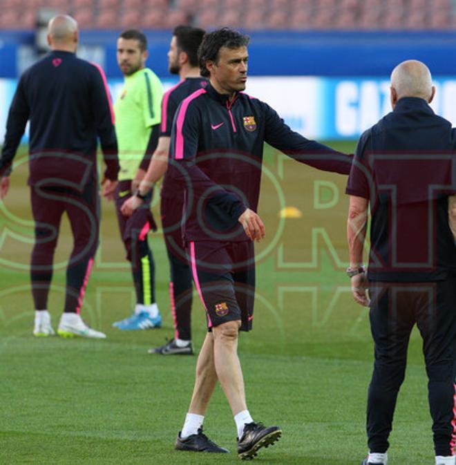 El FC Barcelona entrena en París el partido de Champions