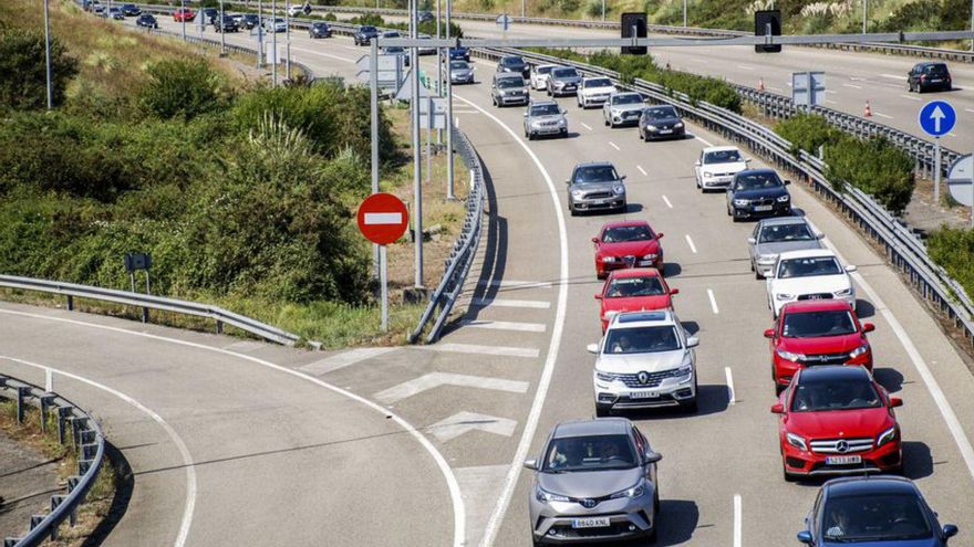 Retenciones en la Autovía del Cantábrico, a la altura de Villaviciosa, en agosto de 2021. | Ramón Díaz