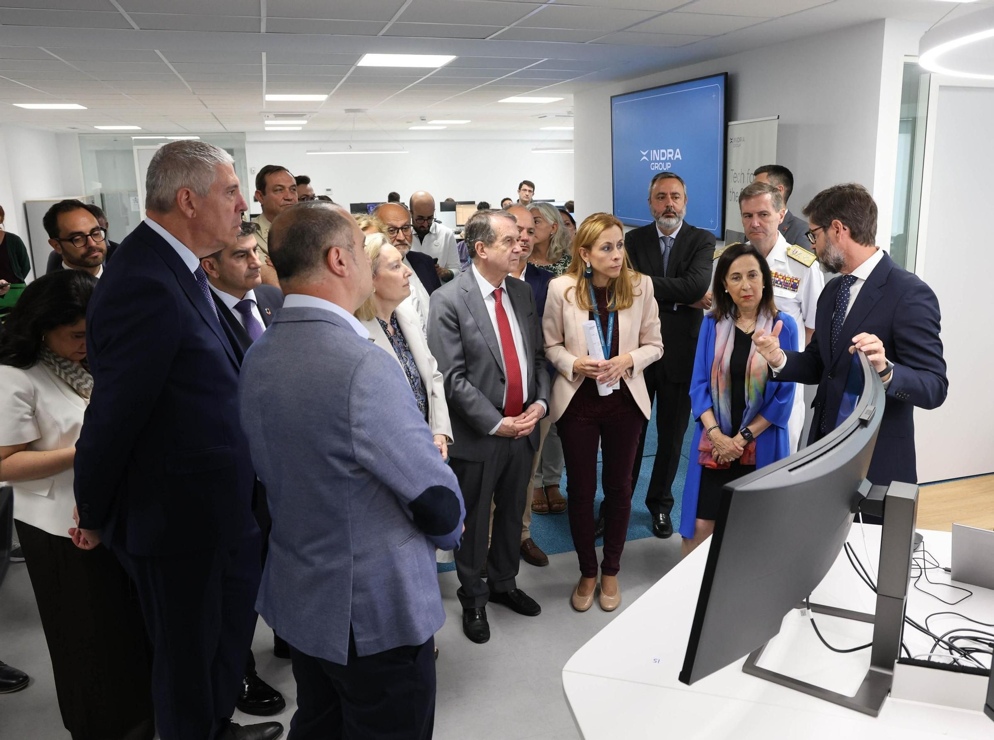 La ministra de Defensa, Margarita Robles, visita la sede de Indra en Vigo