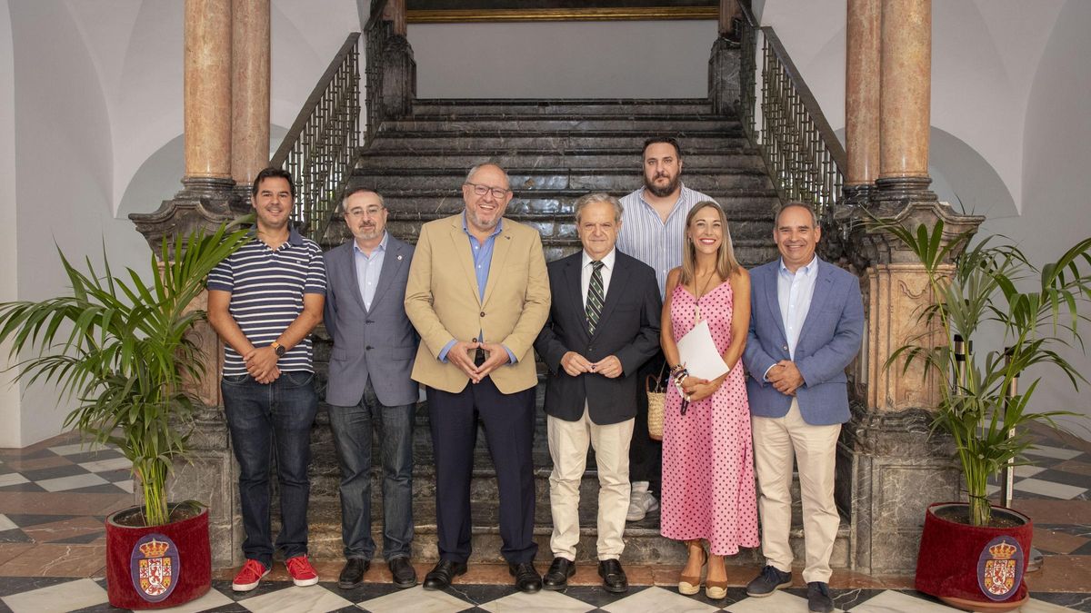 Autoridades y docentes, tras la firma del convenio.