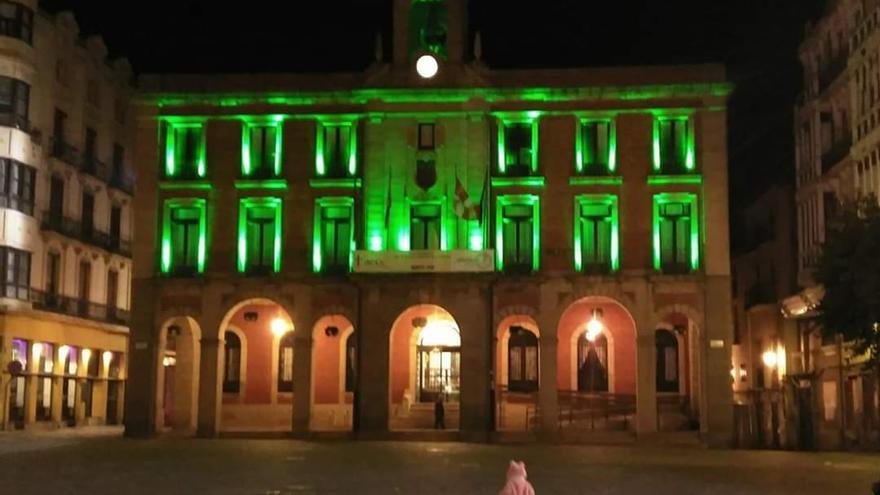 Fachada del Ayuntamiento iluminada