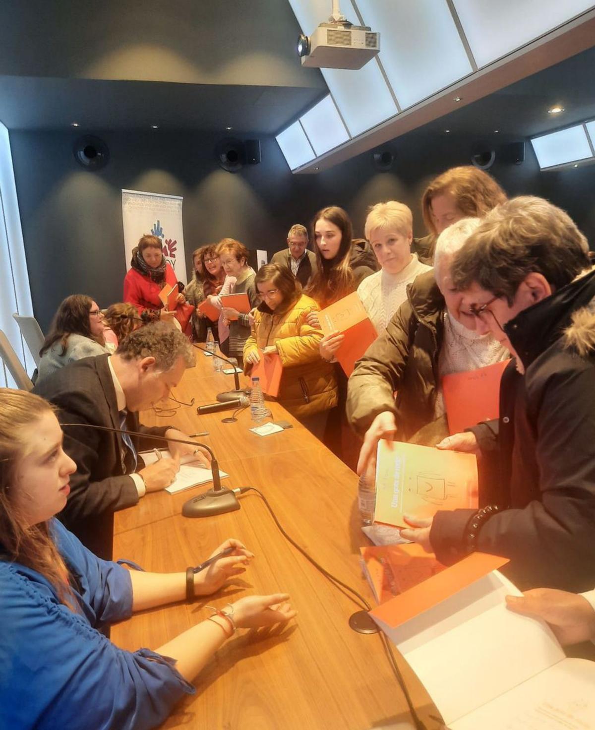 En primer término, Rocío González y Adolfo Rivas, durante la firma de libros posterior a la charla en el Club Prensa Asturiana. | Fernando Rodríguez 