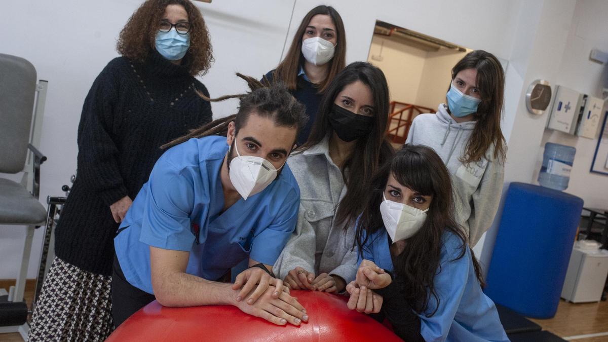 Profesionales de AODEM en las instalaciones de la asociación. // BRAIS LORENZO