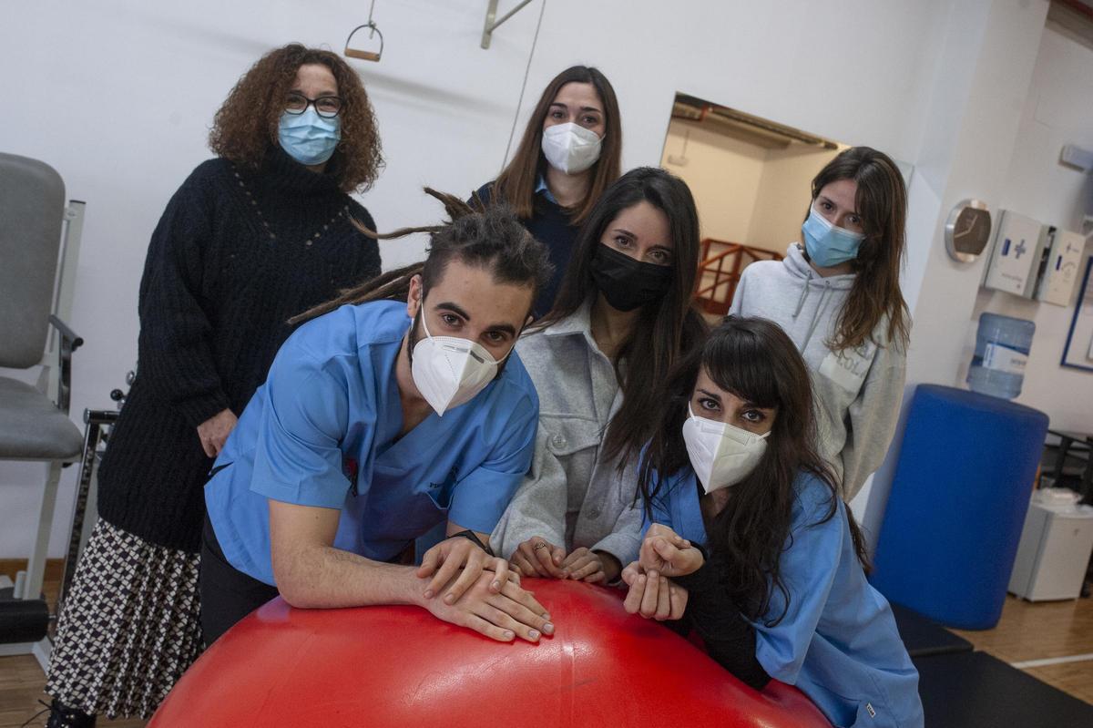 Profesionales de AODEM en las instalaciones de la asociación. // BRAIS LORENZO