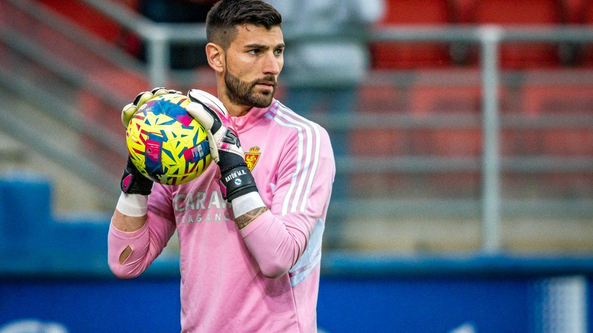 Ratón, en el calentamiento del partido con el Zaragoza ante el Eibar.