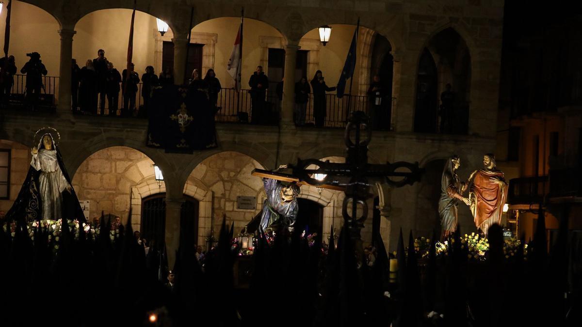 VÍDEO | "La muerte no es el final" suena en la Plaza Mayor de Zamora - Procesión de la Tercera Caída - Semana Santa de 2026