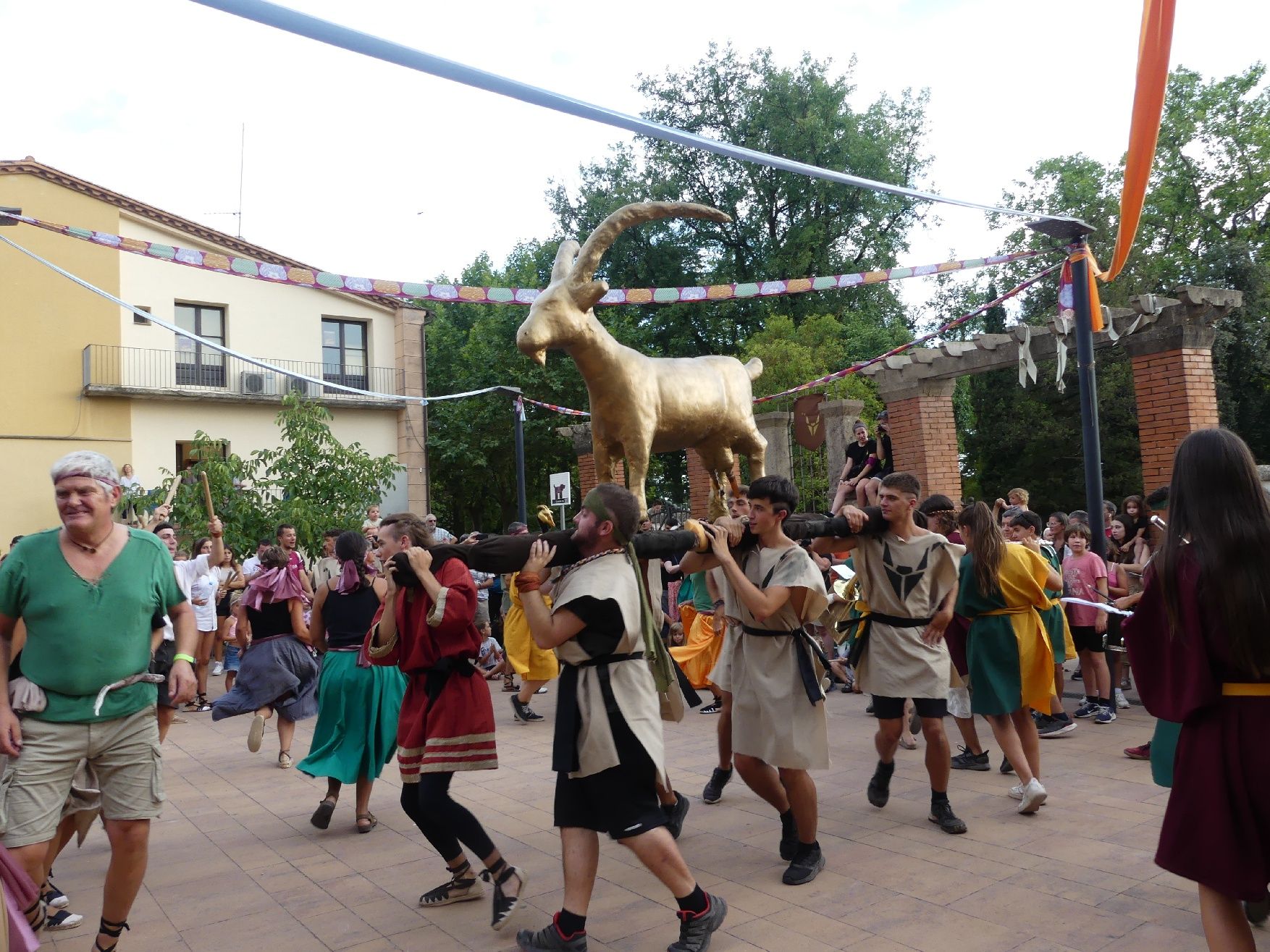 La Cabra d'Or omple de música i dansa el nucli antic de Moià