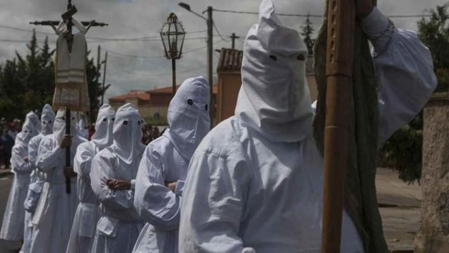 Hermanos de la Cofradía de la Vera Cruz de Villarrín de Campos encabezan la procesión camino de la ermita de la Virgen del Templo, en Pajares de la Lampreana.