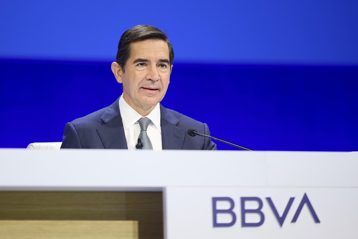 El presidente del BBVA, Carlos Torres Vila, en la Junta General Extraordinaria de Accionistas del BBVA, en el Palacio Euskalduna, a 5 de julio de 2024, en Bilbao, Vizcaya, País Vasco (España).