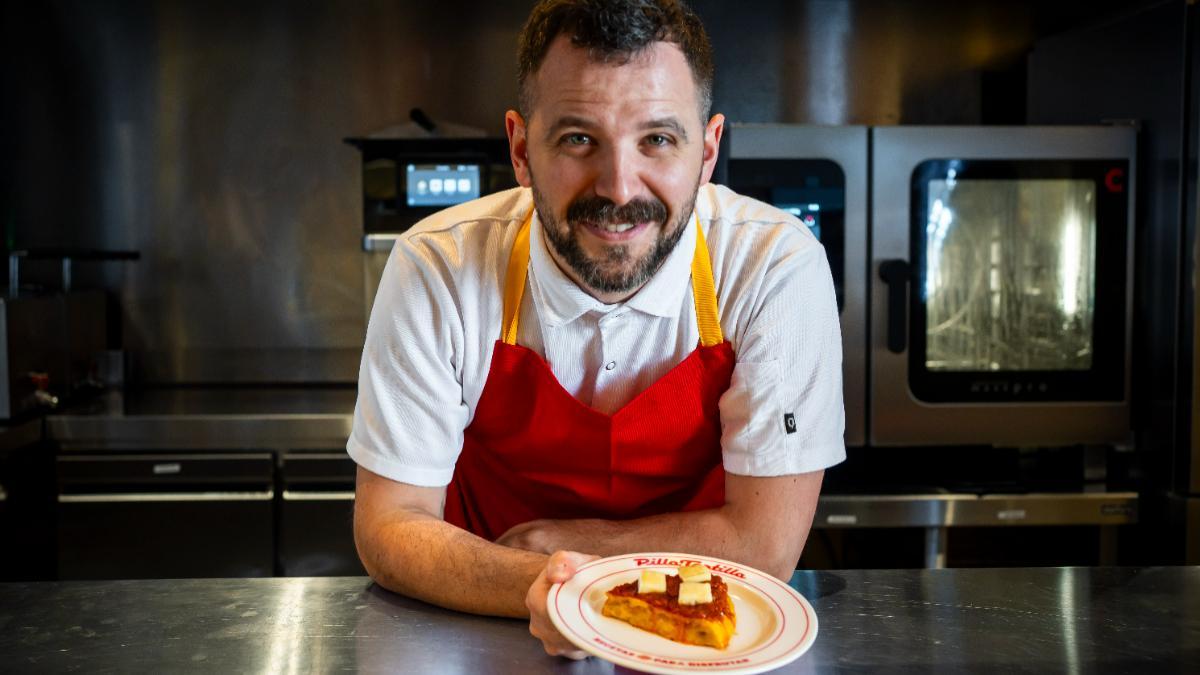 El chef Miguel Carretero presenta su nueva tortilla mallorquina, con sobrasada, queso brie y miel.