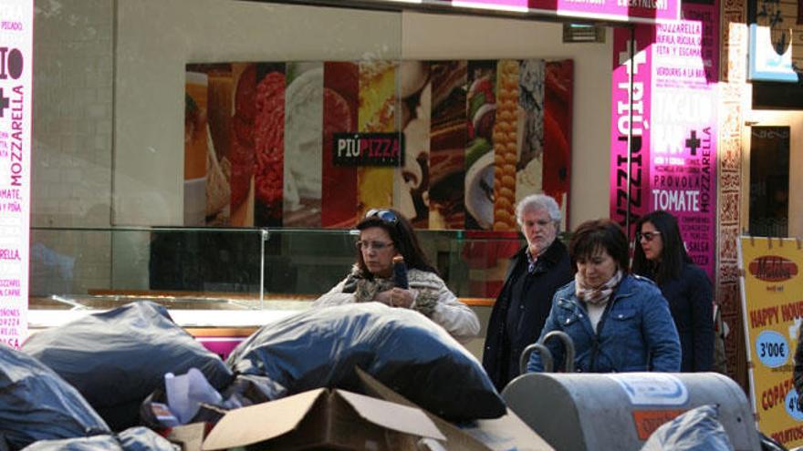 Basura acumulada en la plaza Uncibay, donde se ubican numerosos comercios de hostelería.