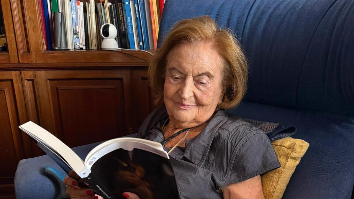 La catedrática de Biología María Luisa García Díaz, a sus 99 años, durante la lectura.