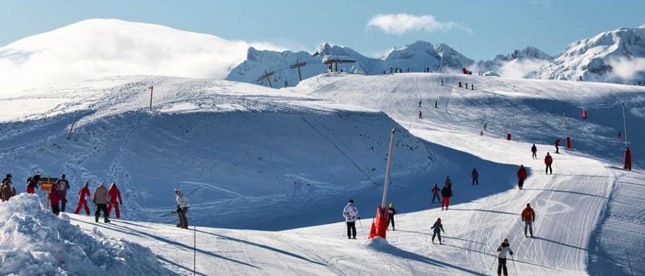 Polémica por el uso de un helicóptero para mover nieve en Francia