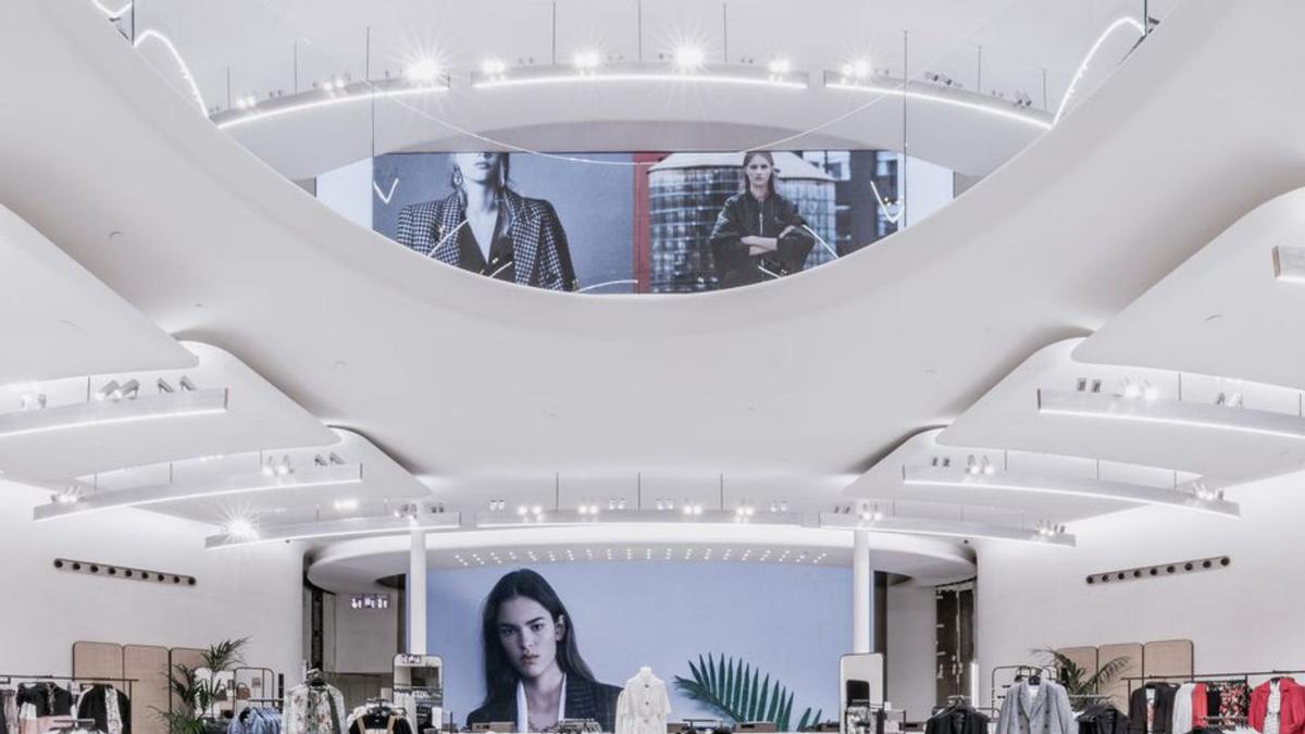 Interior de la tienda de Zara en Milán.   | // FDV