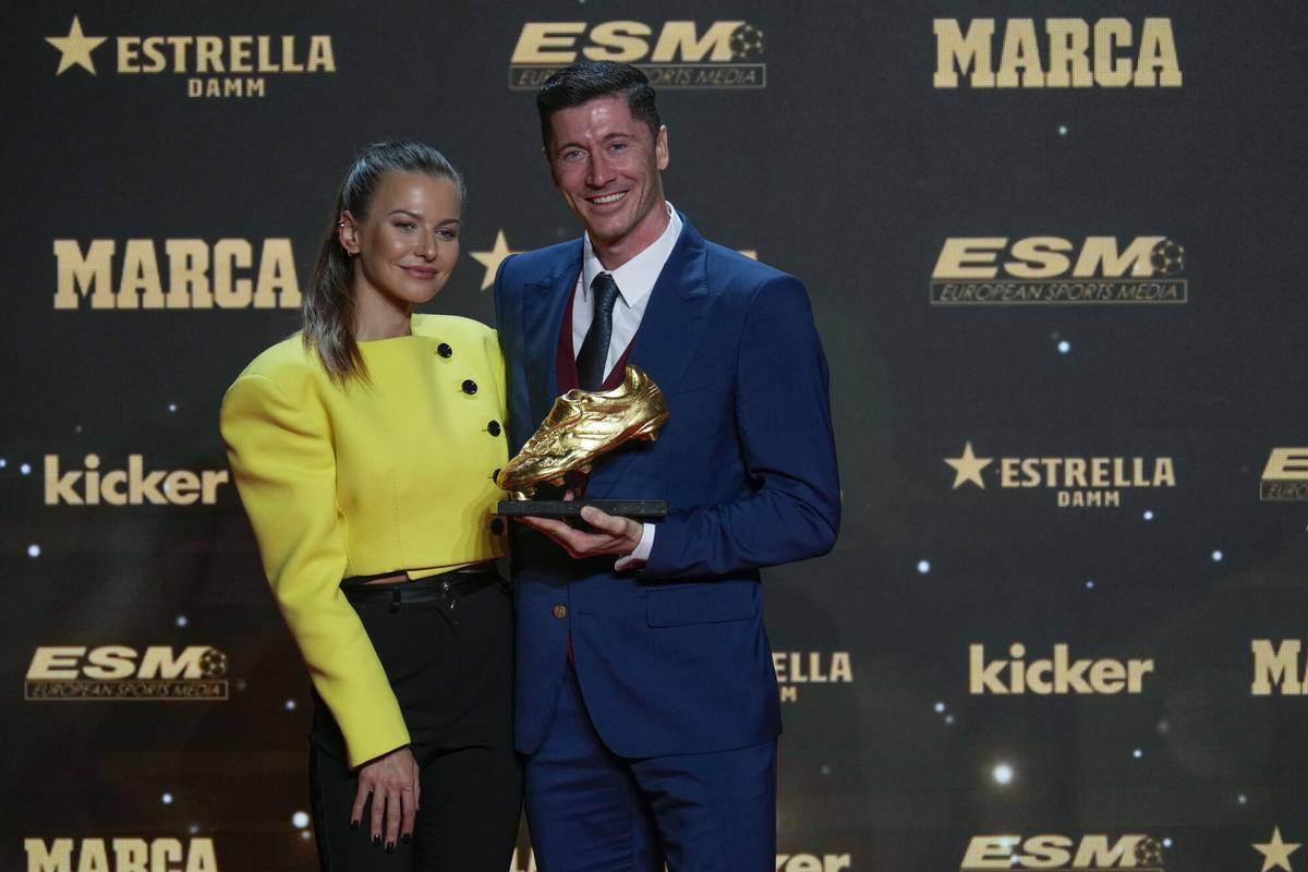 GRAFCAT2991. BARCELONA, 09/11/2022. El delantero polaco del FC Barcelona Robert Lewandowski junto a su mujer, Anna Lewandowska, tras recibir este miércoles en Barcelona la Bota de Oro 2021-2022, que premia al máximo goleador de las Ligas Europeas. EFE/Alejandro Garcia