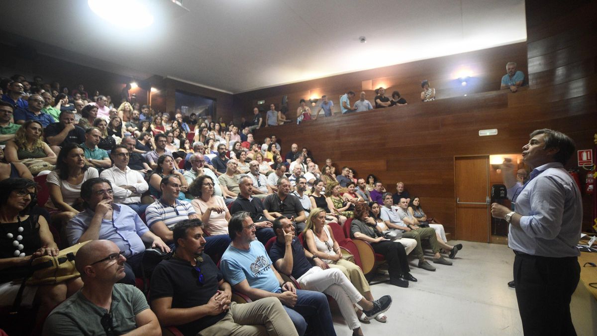 Encuentro de interinos con el abogado Javier Araúz en el edificio Moneo de Murcia.