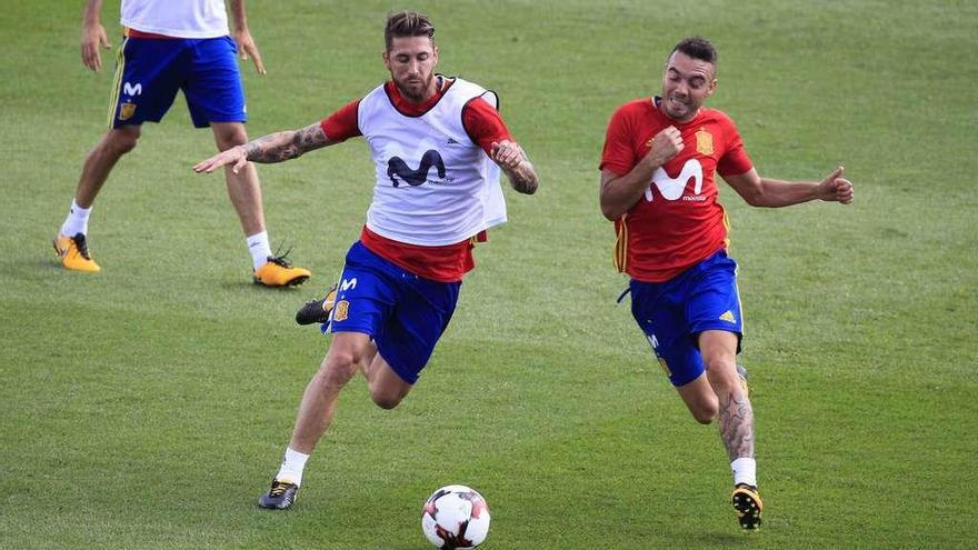 Iago Aspas y Sergio Ramos disputan el balón en el entrenamiento de ayer de la selección española. // Víctor Lerena