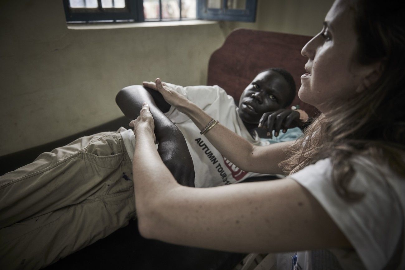 Cristina, la canaria que cura heridas de guerra y de serpiente en Sudán Sur