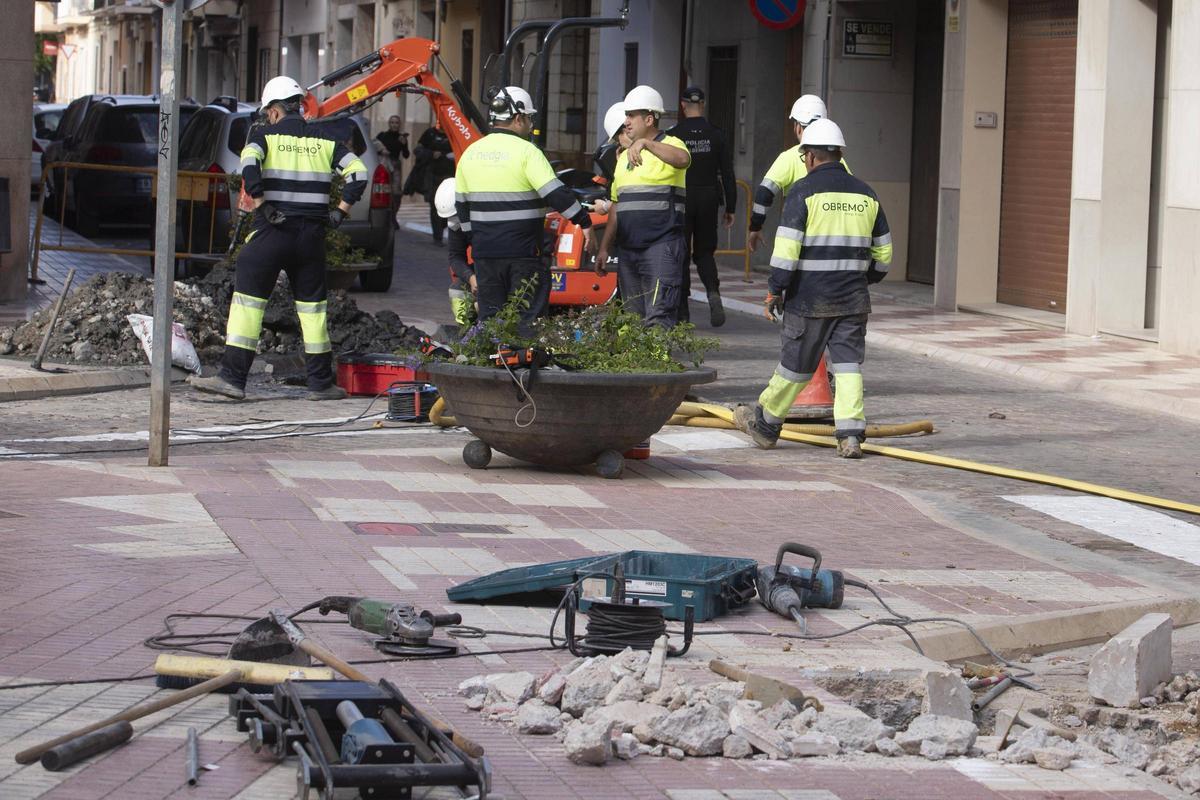 Operaris treballen en un carrer d’Algemesí, en una imatge d’arxiu