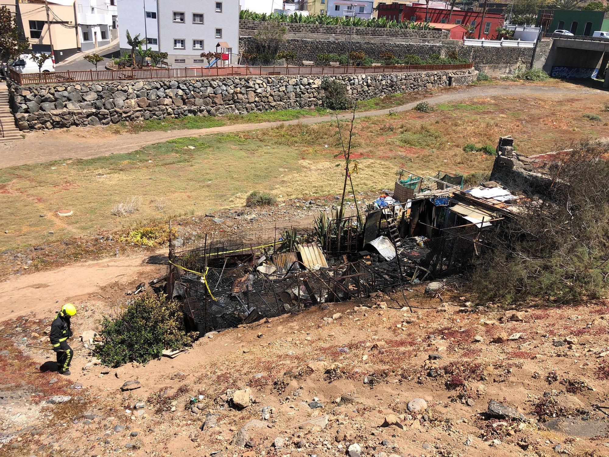 Incendio en una chabola en el Barranco de San Andrés, en Moya.