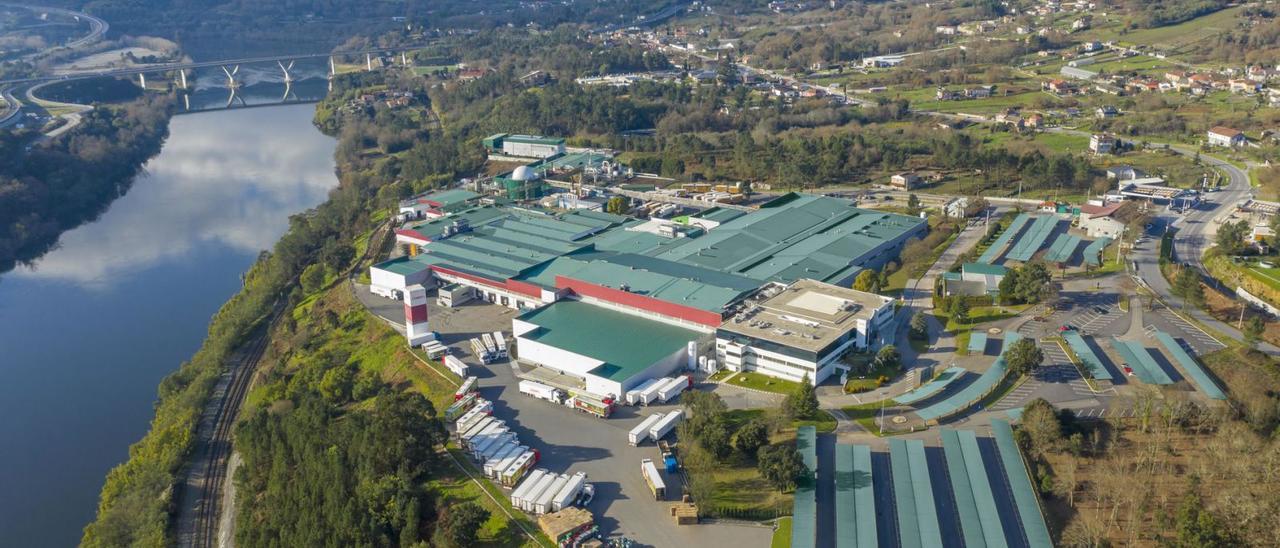 Imagen desde el aire de la sede en Santa Cruz de Arrabaldo del grupo Coren, la empresa líder de la provincia.