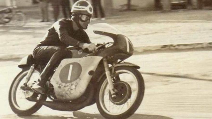 JOSÉ MEDRANO,  Alicante, 1940 Siete veces campeón de España, disputó su primera carrera con 18 años. En abril de 1967, se convirtió en el primer alicantino en subir a un podio del Mundial. Fue en el GP de España.