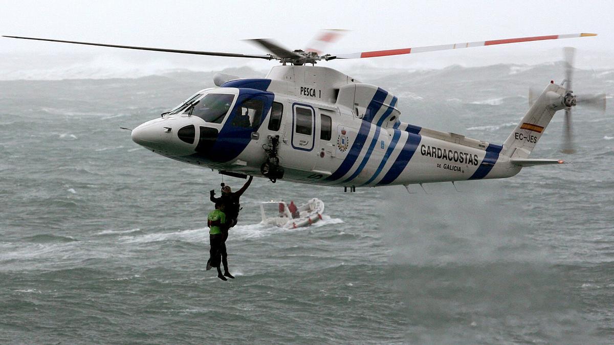 El helicóptero &#039;Pesca I&#039; de Salvamento Marítimo, durante una intervención.