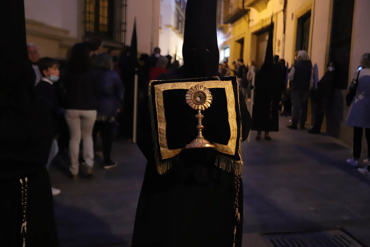 La cofradía del Vía Crucis desafía la lluvía