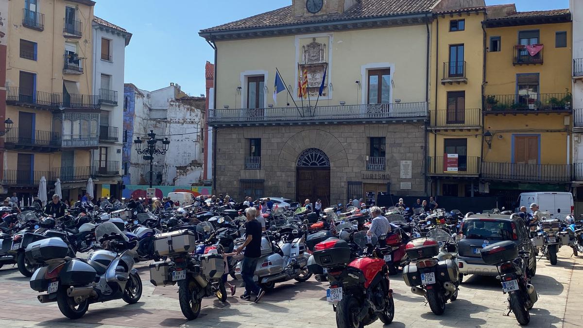 Varias motocicletas que participarán en el FIM Rally, este jueves en Aragón.